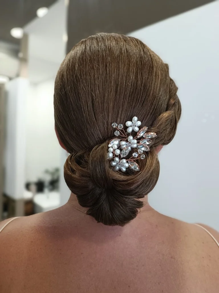 Penteado de cerimónia com adorno no salão Hélia Dias